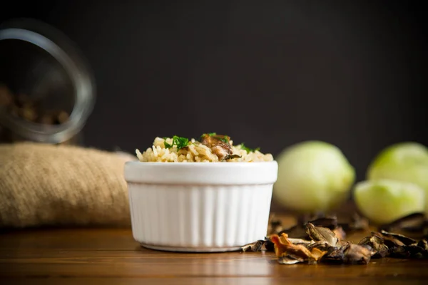 Arroz Cocido Con Setas Secas Del Bosque Tazón Sobre Una —  Fotos de Stock