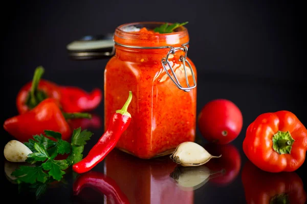 ガラス瓶の中にピーマンやトマトなどの野菜を入れた自家製の新鮮なソース — ストック写真