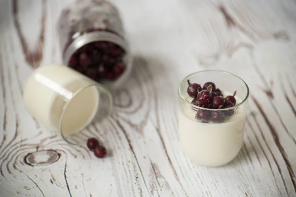 Buatan Sendiri Yogurt Manis Dengan Buah Beku Dalam Gelas Atas — Stok Foto
