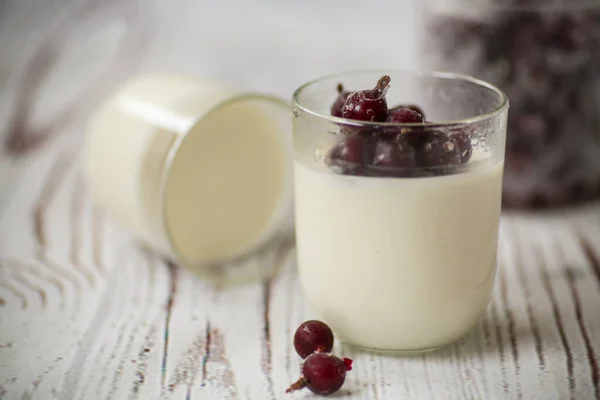 Słodki Jogurt Domowej Roboty Mrożonymi Jagodami Szklance Stole — Zdjęcie stockowe