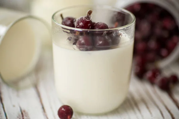 Yogur Dulce Casero Con Bayas Congeladas Vaso Sobre Mesa — Foto de Stock