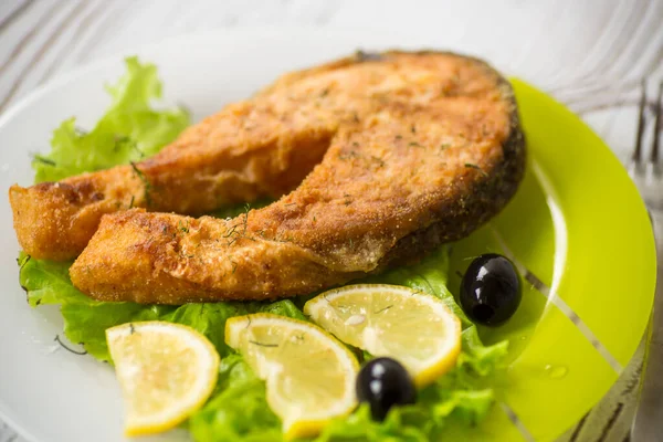 Pedaço Peixe Salmão Frito Prato Com Limão Ervas — Fotografia de Stock