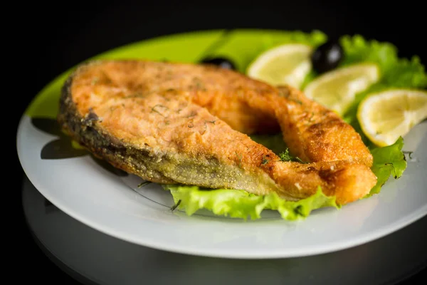 Stück Gebratener Lachsfisch Einem Teller Mit Zitrone Und Kräutern — Stockfoto