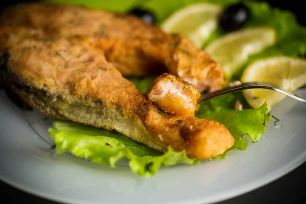 Pezzo Pesce Salmone Fritto Piatto Con Limone Erbe Aromatiche — Foto Stock