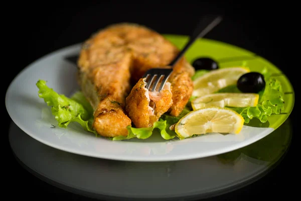 Pezzo Pesce Salmone Fritto Piatto Con Limone Erbe Aromatiche — Foto Stock