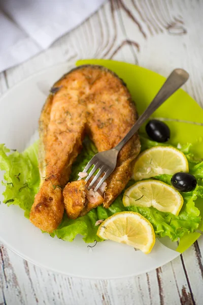 Stück Gebratener Lachsfisch Einem Teller Mit Zitrone Und Kräutern — Stockfoto