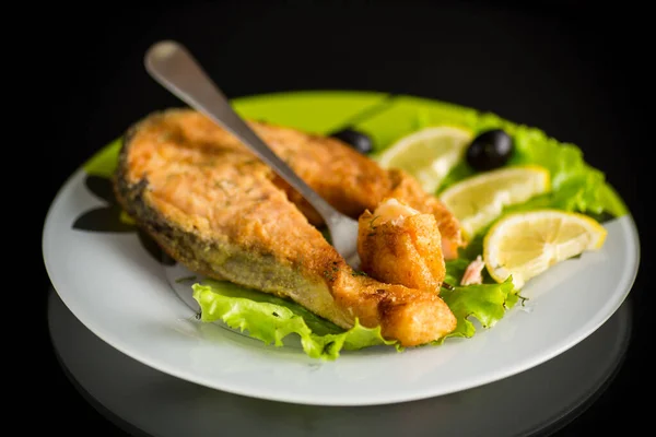 Pezzo Pesce Salmone Fritto Piatto Con Limone Erbe Aromatiche — Foto Stock