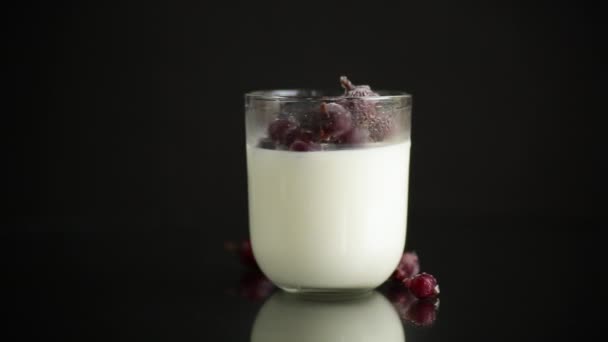 Yogur dulce casero con bayas congeladas en un vaso — Vídeos de Stock