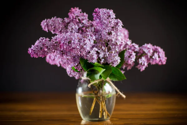 Mazzo Bei Fiori Lilla Primaverili Tavolo Legno — Foto Stock