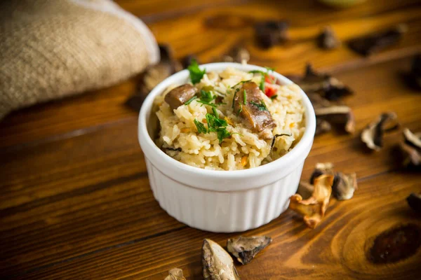 Arroz Cozido Com Cogumelos Florestais Secados Boliche Uma Mesa Madeira — Fotografia de Stock