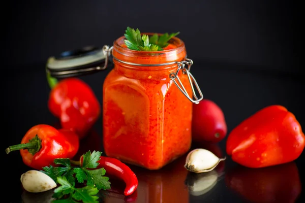 Verse Natuurlijke Zelfgemaakte Saus Van Paprika Tomaten Andere Groenten Een — Stockfoto