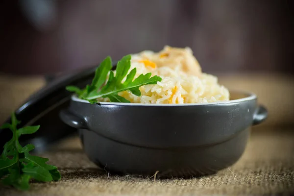 Lett Kokt Ris Med Grønnsaker Kjøtt Keramikkskål Trebord – stockfoto
