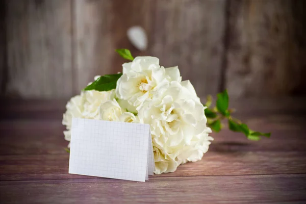 Strauß Schöner Weißer Rosen Auf Einem Holztisch — Stockfoto