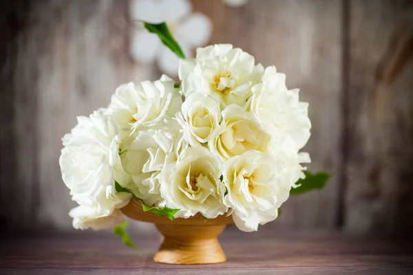 Букет Красивих Білих Троянд Дерев Яному Столі — стокове фото