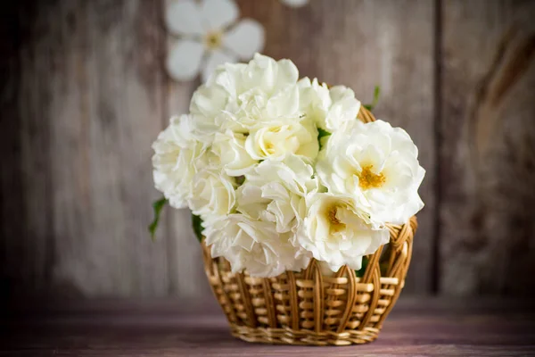 Boeket Van Mooie Witte Rozen Een Houten Tafel — Stockfoto