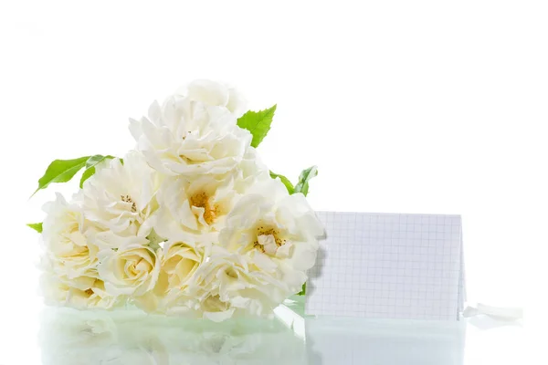 Ramo Hermosas Rosas Blancas Aisladas Sobre Fondo Blanco — Foto de Stock