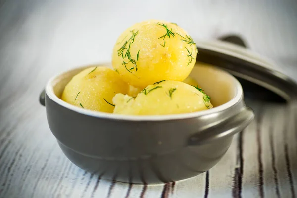 Frühgekochte Kartoffeln Mit Butter Und Frischem Dill Einer Keramikschüssel — Stockfoto