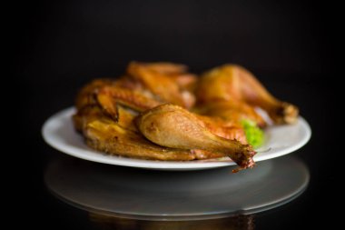 Siyah arka planda tabakta kızarmış tavuk.