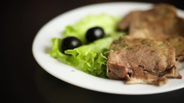 Langue de bœuf bouillie tranchée dans une assiette — Video