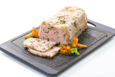 İçinde mantar ve sebze bulunan ev yapımı kıymalı et sosisi, beyaz arka planda izole edilmiş.