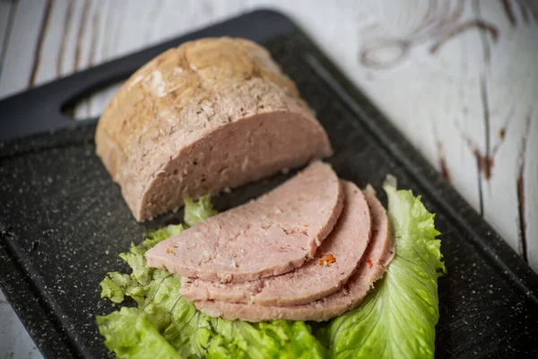 Zelfgemaakte Worst Van Gehakt Vlees Met Specerijen Een Houten Tafel — Stockfoto