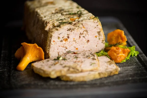 Zelfgemaakte Gehaktworst Met Champignons Groenten Binnen Geïsoleerd Zwarte Achtergrond — Stockfoto