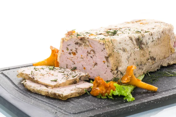 İçinde mantar ve sebze bulunan ev yapımı kıymalı et sosisi, beyaz arka planda izole edilmiş.