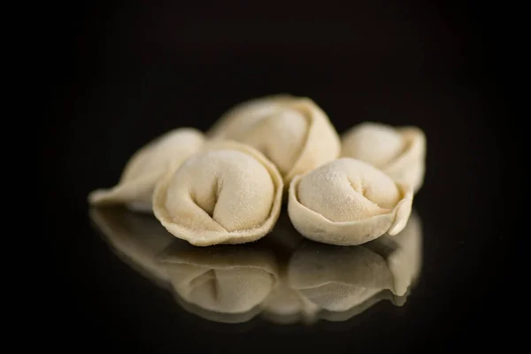 Bolinhos Caseiros Crus Com Carne Isolada Fundo Preto — Fotografia de Stock