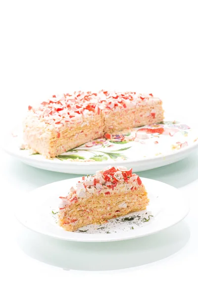 夹着螃蟹棒的零食蛋糕 放在一个白色背景的盘子里 — 图库照片
