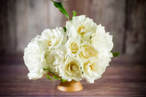 Buquê Belas Rosas Brancas Uma Mesa Madeira — Fotografia de Stock