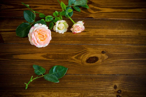 木製のテーブルの上に美しい夏のピンクのバラの小花束 — ストック写真