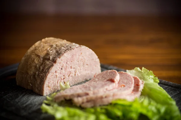 Zelfgemaakte Worst Van Gehakt Vlees Met Specerijen Een Houten Tafel — Stockfoto