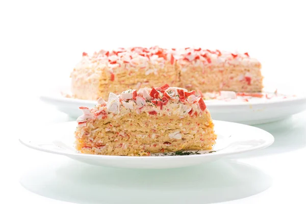 夹着螃蟹棒的零食蛋糕 放在一个白色背景的盘子里 — 图库照片