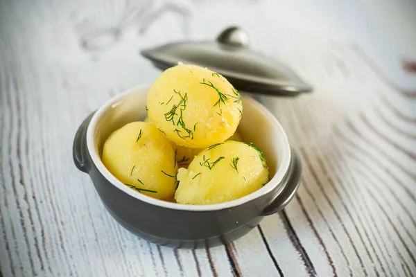 Tidig Kokt Potatis Med Smör Och Färsk Dill Keramisk Skål — Stockfoto