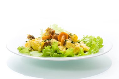 Beyaz arka planda izole edilmiş mantarlı omlet.