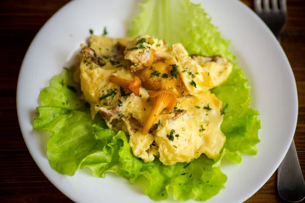 Omelette Frite Aux Champignons Des Bois Chanterelles Sur Une Table — Photo