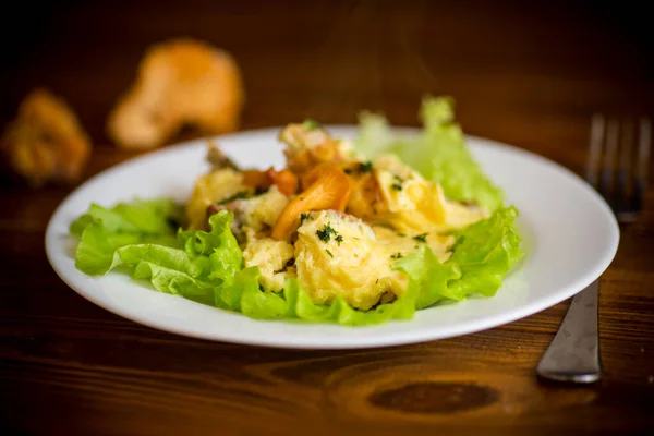 Gebratenes Omelett Mit Pfifferlingen Aus Waldpilzen Auf Einem Holztisch — Stockfoto