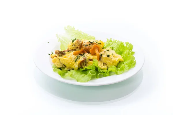 Stekt Omelett Med Skogssvamp Kantareller Isolerad Vit Bakgrund — Stockfoto