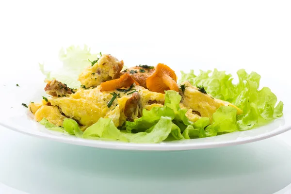 Tortilla Frita Con Champiñones Del Bosque Cantarelas Aislado Sobre Fondo —  Fotos de Stock