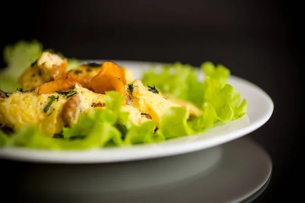 Omelete Frito Com Cogumelos Florestais Chanterelles Isolado Fundo Preto — Fotografia de Stock