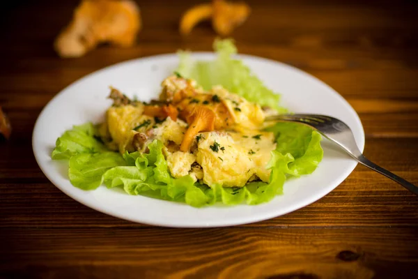 Omelete Frito Com Cogumelos Florestais Chanterelles Uma Mesa Madeira — Fotografia de Stock