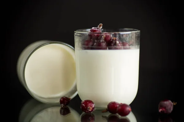 Hemlagad Söt Yoghurt Med Frysta Bär Ett Glas Isolerad Svart — Stockfoto