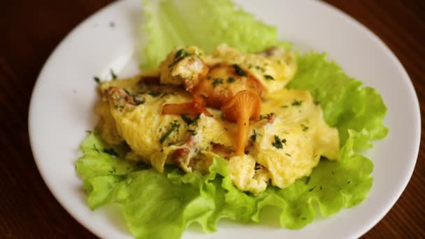 Omelete frito com cogumelos florestais chanterelles, na mesa — Vídeo de Stock
