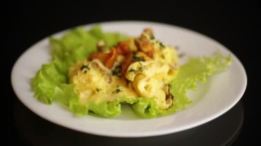 Kızarmış omlet ve mantar mantarı. Siyah arka planda.