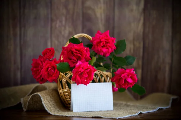 Μπουκέτο Από Όμορφα Κόκκινα Τριαντάφυλλα Καλάθι Ξύλινο Τραπέζι — Φωτογραφία Αρχείου