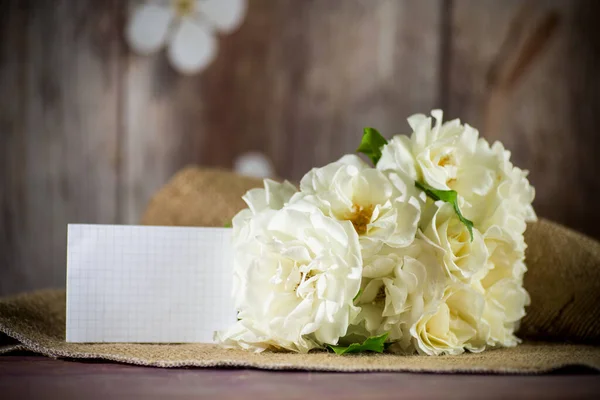 Bouquet Belle Rose Bianche Tavolo Legno — Foto Stock