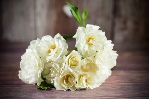 Buquê Belas Rosas Brancas Uma Mesa Madeira — Fotografia de Stock