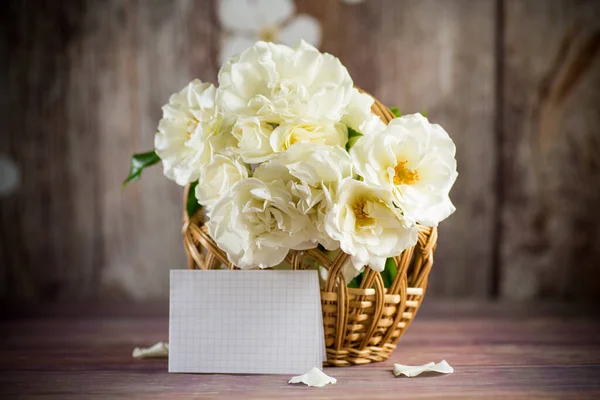 木制桌子上的一束美丽的白玫瑰 — 图库照片