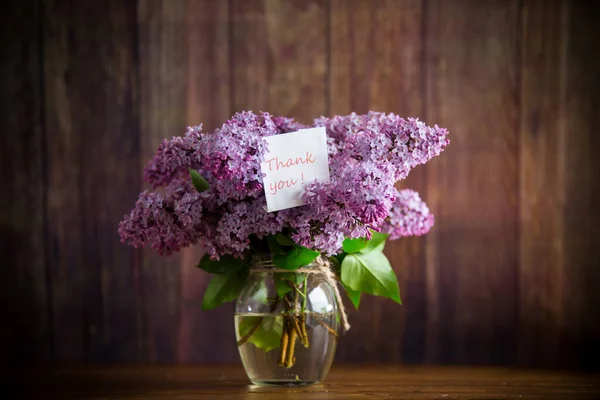 Csokor Gyönyörű Tavaszi Orgona Virágok Egy Asztalon — Stock Fotó