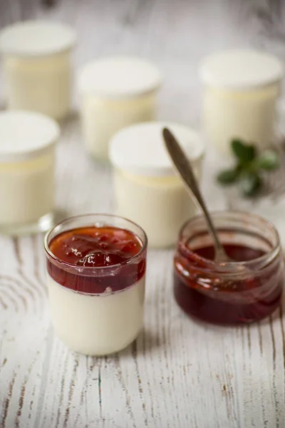 Domácí Sladký Jogurt Ovocnou Marmeládou Sklenici Stole — Stock fotografie